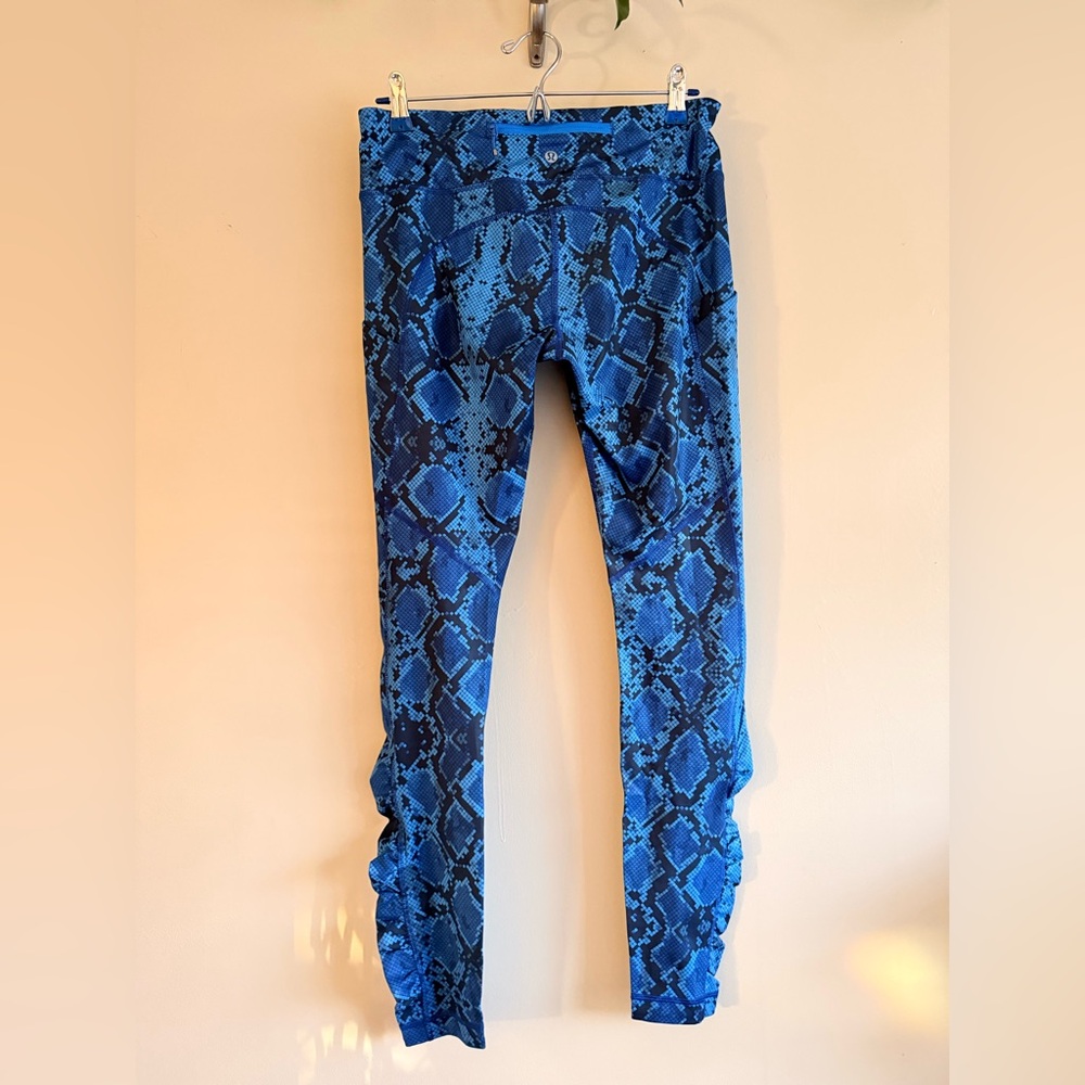Lululemon "Full-On Luon" Blue Mini Ziggy Snake Print Cropped Leggings US 8 - Picture 4 of 13